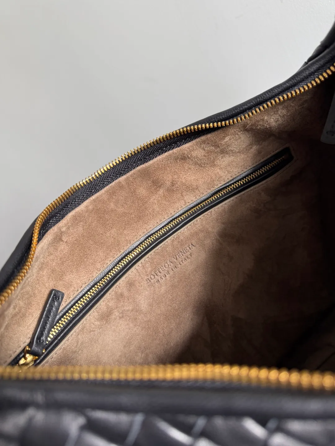 Batch 2120 BV Bottega Veneta's new early spring women's shoulder bag. The soft and delicate Hobo bag has been shipped! Many friends are waiting for this bag. It has a round shape and a large capacity. It can hold a 50-fold umbrella inside. Babies with a lot of daily items do not need to worry about the capacity of this bag. It is a practical bag for traveling and commuting. Although it is fluffy, it is soft and comfortable when carried on one shoulder. It has a modern and retro feel. Model No.: 856737 Size: 44*28*5cm